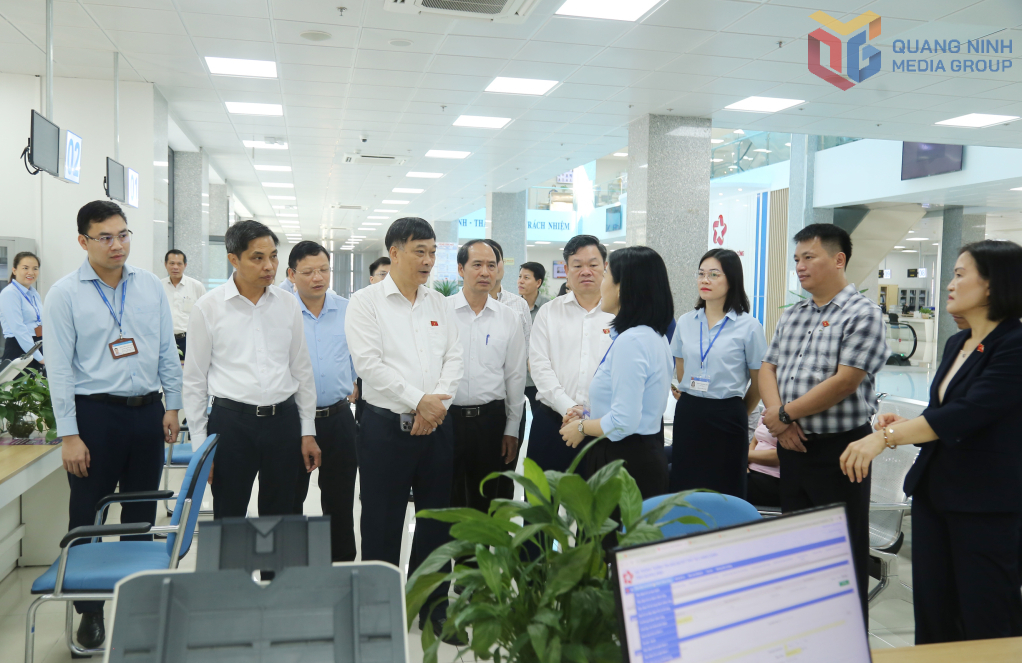 Đồng chí Phó Chủ tịch Quốc hội Vũ Hồng Thanh cùng đoàn công tác khảo sát tại Trung tâm Phục vụ Hành chính công tỉnh.