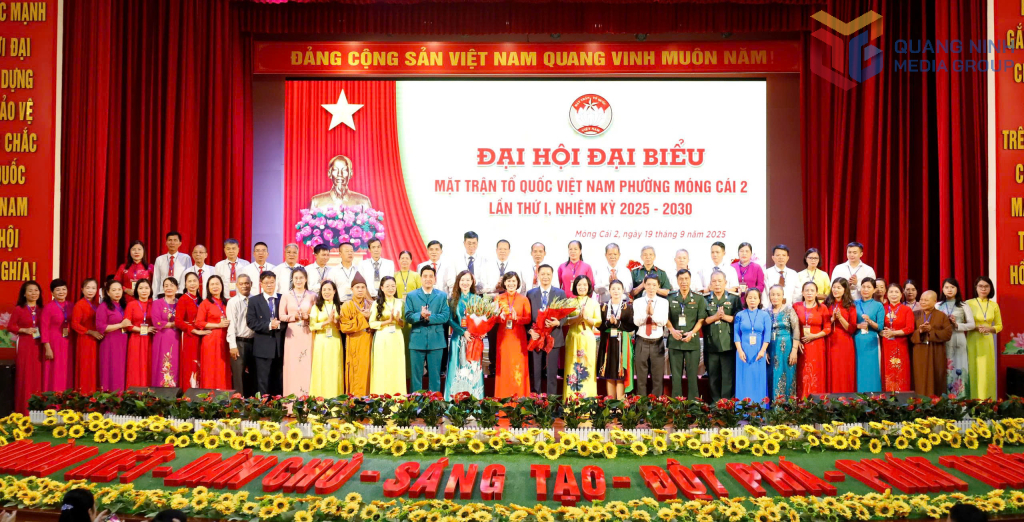 Lãnh đạo MTTQ tỉnh và Đảng uỷ phường Móng Cái 2 tặng hoa chúc mừng  Uỷ ban MTTQ phường Móng Cái 2