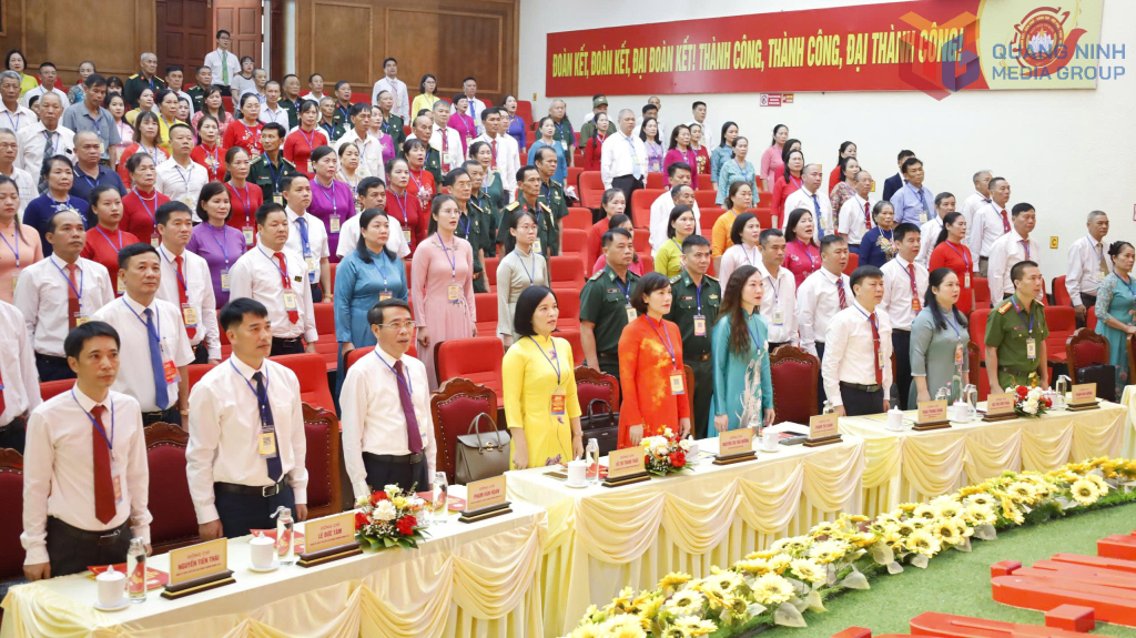 Các đại biểu thực hiện nghi lễ chào cờ tại Đại hội
