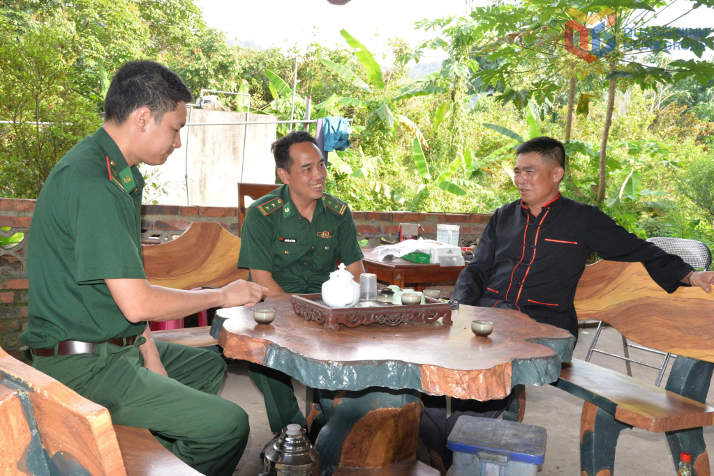 Cán bộ Đồn BP Pò Hèn trao đổi với ông Lỷ A Chặng, Bí thư Chi bộ, Trưởng thôn Lục Chắn, xã Hải Sơn về tình hình hình an ninh trật tự khu vực biên giới