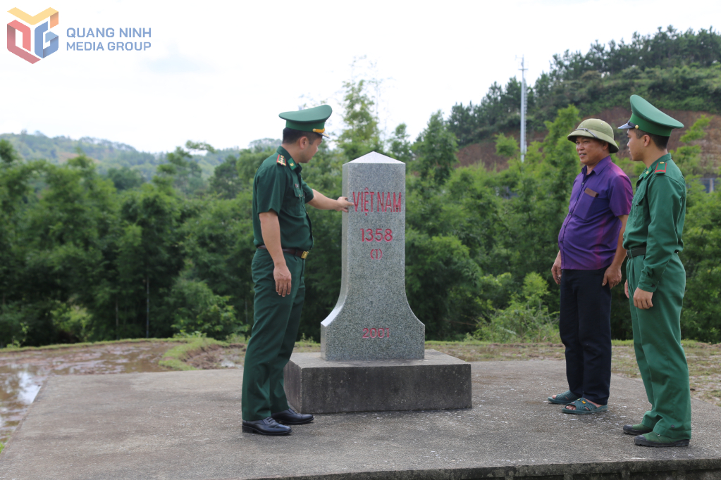 Ông Choỏng Sao Chắn, người uy tín thôn Phình Hồ, xã Hải Sơn tham gia tuần tra bảo vệ đường biên, cột mốc cùng CBCS Đồn BP Bắc Sơn