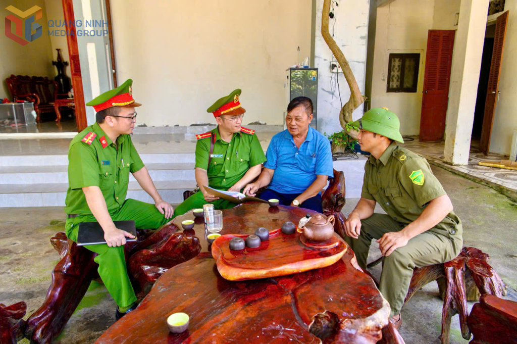 Công an xã Quảng Đức trao đổi với ông Phùn Hợp Sềnh về việc thành lập mô hình “Phát huy vai trò người có uy tín để bảo đảm an ninh, trật tự…”
