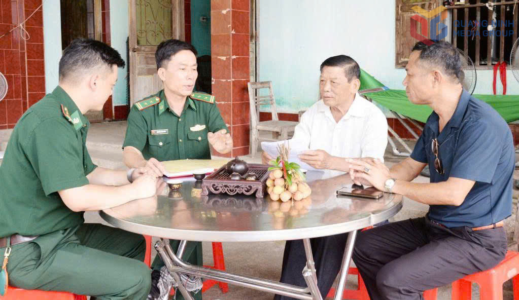 Cán bộ Đồn BP Quảng Đức trao đổi với ông Phoòng Nhục Phí, người uy tín bản Nà Lý, xã Quảng Đức