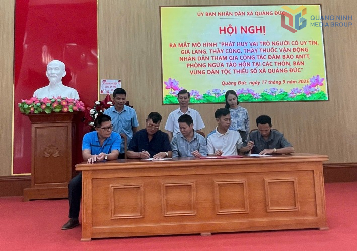 Ông Phùn Hợp Sềnh (thôn Nà Lý, xã Quảng Đức) (thứ 2, trái sang) cùng các thành viên ký cam kết thực hiện mô hình.