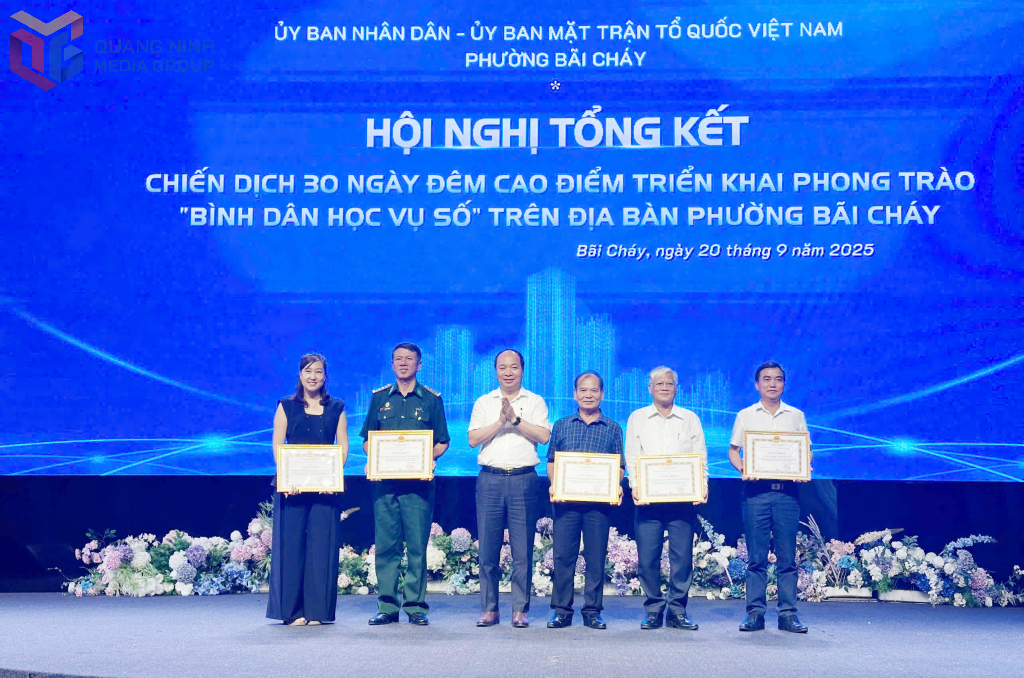 Lãnh đạo phường Bãi Cháy tặng giấy khen cho các tập thể có thành tích xuất sắc.