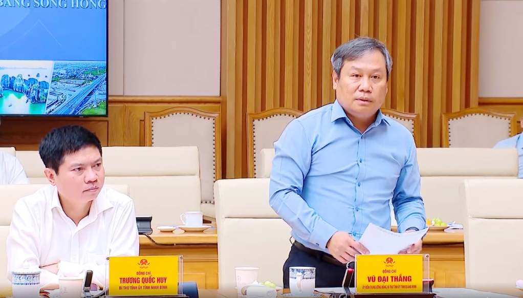 Đồng chí Vũ Đại Thắng, Ủy viên Trung ương Đảng, Bí thư Tỉnh ủy, Trưởng đoàn ĐBQH tỉnh, phát biểu tại hội nghị.