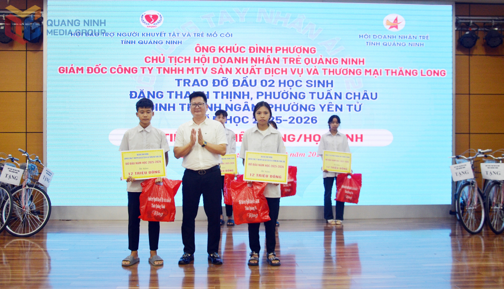 Chủ tịch Hội Doanh nhân trẻ tỉnh Quảng Ninh Khúc Đình Phương trao đỡ đầu cho các học sinh mồ côi, học sinh khuyết tật có hoàn cảnh khó khăn.