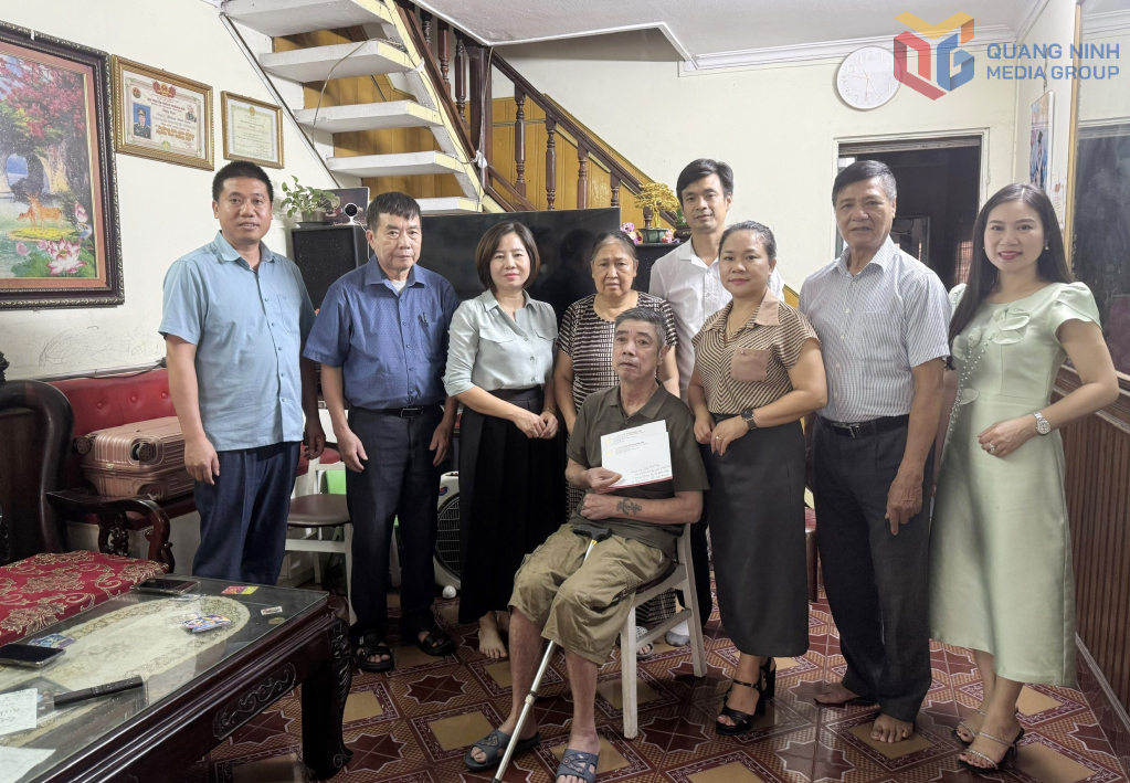 Hội Doanh nhân trẻ phối hợp với Hội Nạn nhân chất độc da cam/dioxin tỉnh trao tặng quà cho nạn nhân chất độc da cam tại phường Uông Bí (tháng 6/2025).