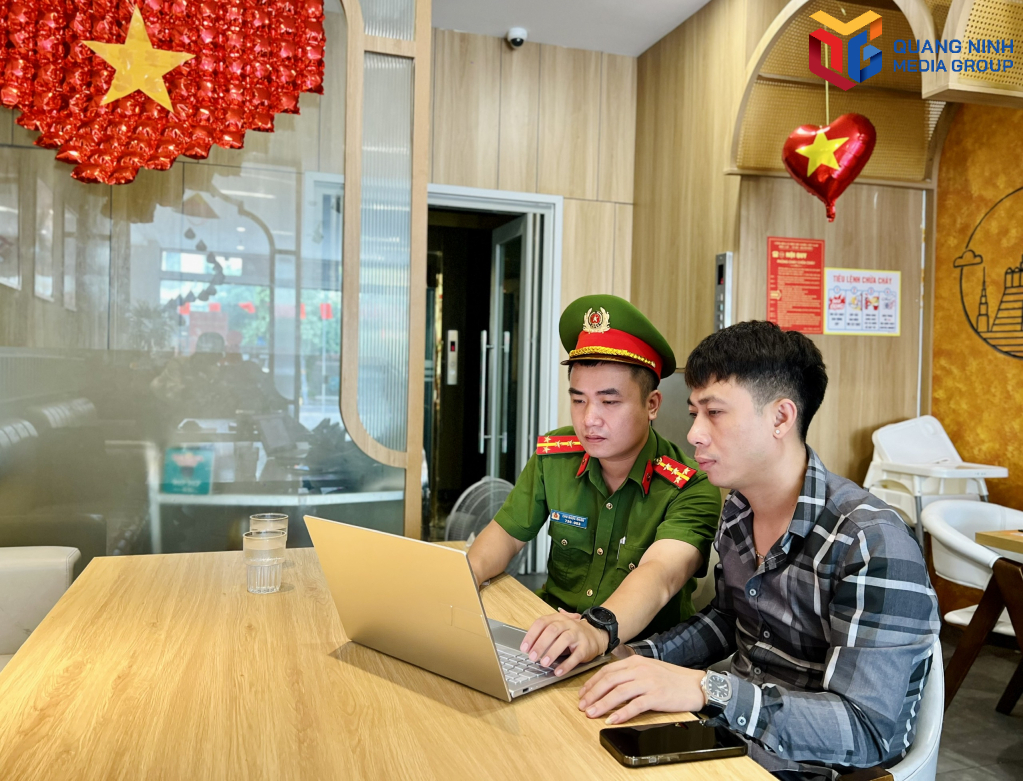 Cán bộ Phòng Cảnh sát PCCC&CNCH (Công an tỉnh) hướng dẫn cơ sở cập nhật thông tin lên hệ thống cơ sở dữ liệu về PCCC.