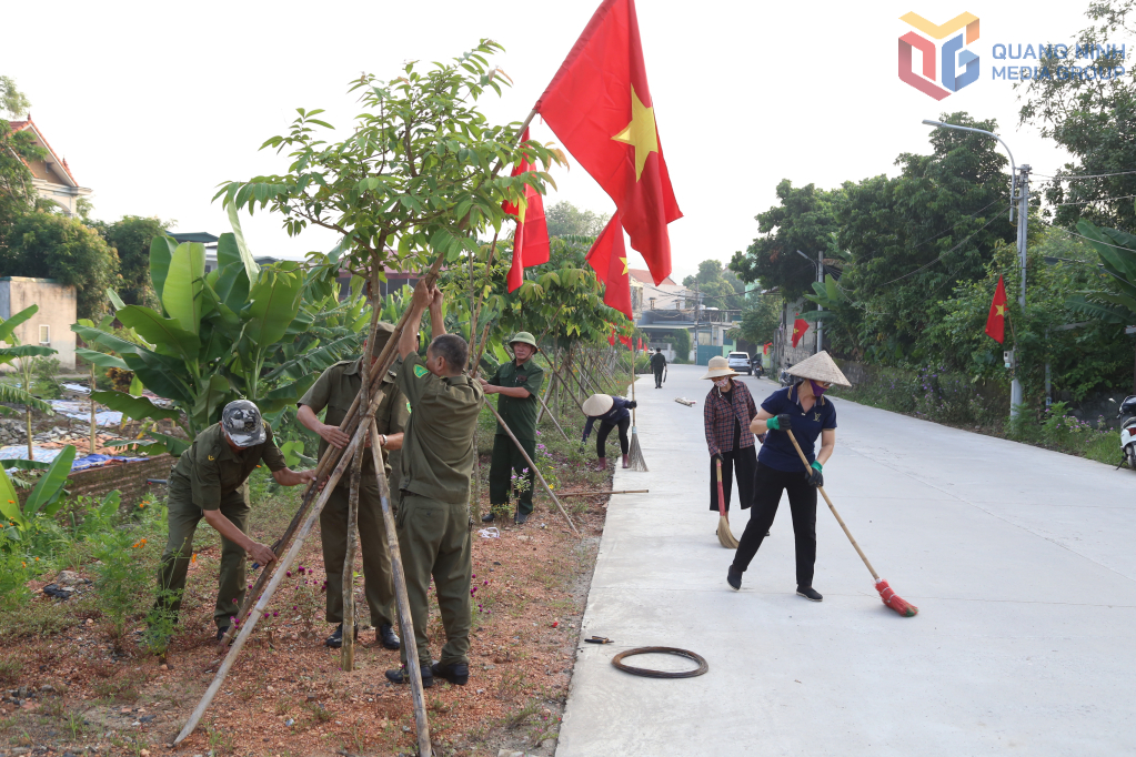Nhân dân khu phố Hà Tu 7, phường Hà Tu tích cực tham gia tổng vệ sinh môi trường, chỉnh trang đường phố.