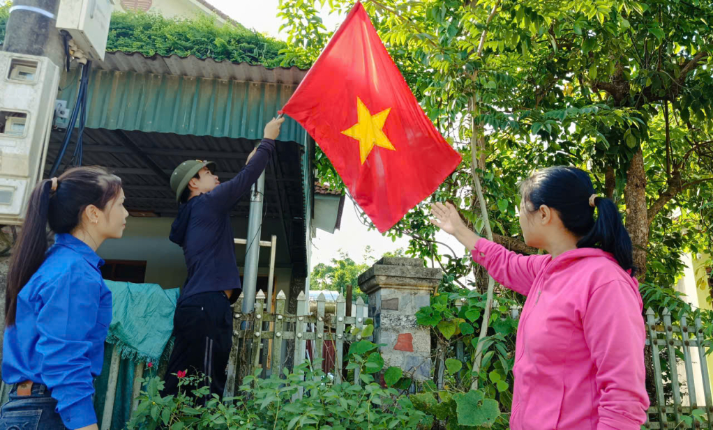 Bà con nhân dân trên địa bàn các thôn của xã Ba Chẽ treo cờ Tổ quốc chào mừng Đại hội Đại hội đại biểu Đảng bộ tỉnh Quảng Ninh lần thức XVI.