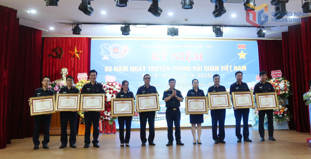 Lãnh đạo Cục Hải quan, tặng Bằng khen của Thủ tướng Chính phủ cho các cá nhân (Chi cục Hải quan khu vực VIII) có thành tích xuất sắc trong hoạt động Hải Quan, nhân kỷ niệm 80 năm Ngày truyền thống Hải quan Việt Nam 10/9 (1945-2025). Ảnh: Hoàng Nga