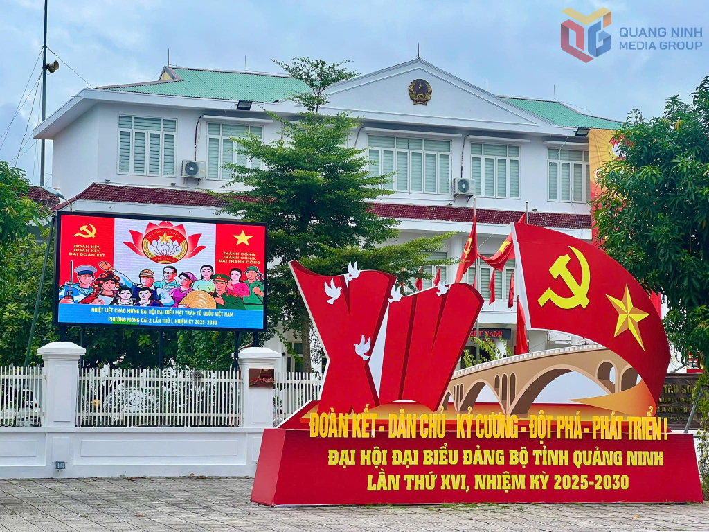 Phường Móng Cái 2 lắp đặt các pano, khẩu hiệu tại các tuyến đường trung tâm của phường để tuyên truyền, cổ động toàn dân hướng về Đại hội.
