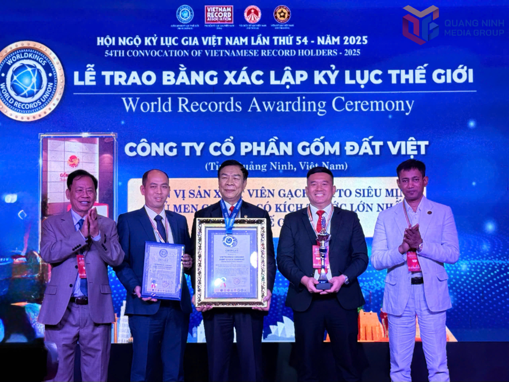 TS Thang Văn Phúc, nguyên Thứ trưởng Bộ Nội vụ, Chủ tịch Trung ương Hội Kỷ lục gia Việt Nam trao cho 
