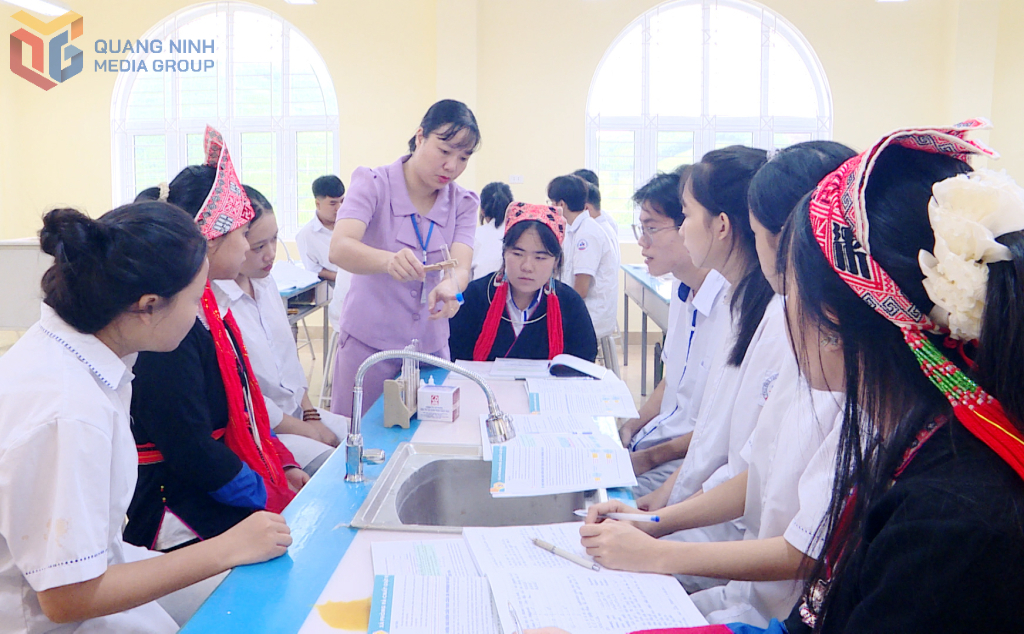 Một giờ học của học sinh Trường THCS Đầm Hà 1.