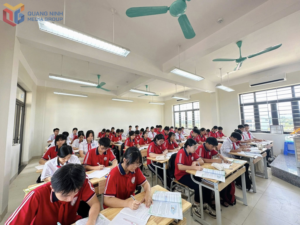 Lớp học khang trang của Trường THCS Quảng Hà.