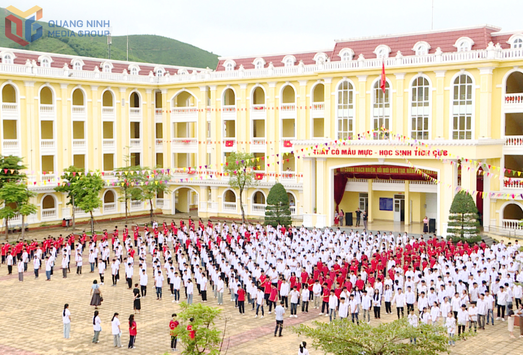 Trường THCS Quảng Hà nhìn từ trên cao.