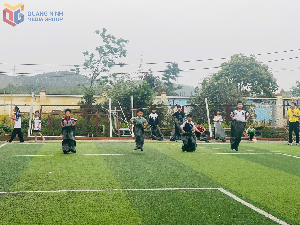 Học sinh Trường PTDT Nội trú THCS&THPT Tiên Yên trong giờ thể dục.