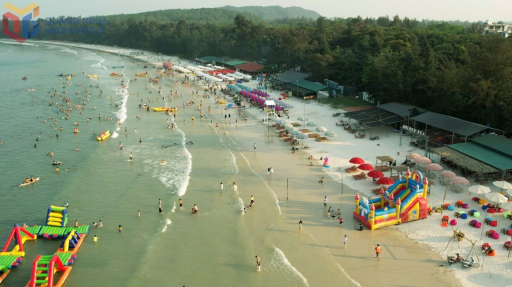 Bãi biển Minh Châu (Vân Đồn) thu hút đông du khách vào các dịp hè.