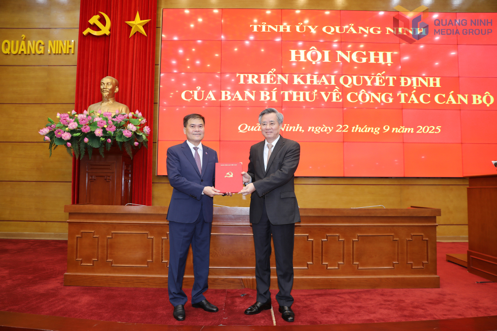 Đồng chí Nguyễn Quang Dương, Ủy viên Trung ương Đảng, Phó Ban Tổ chức Trung ương trao Quyết định cho đồng chí Bùi Văn Khắng, Phó Bí thư Tỉnh ủy Quảng Ninh.
