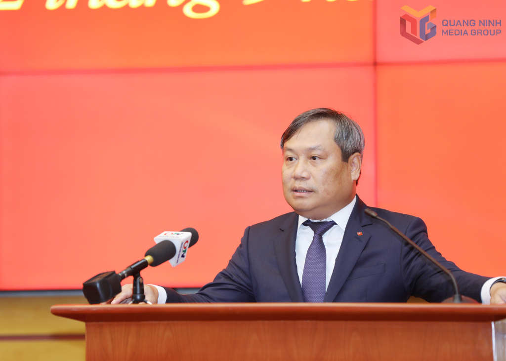 Đồng chí Vũ Đại Thắng, Ủy viên Trung ương Đảng, Bí thư Tỉnh ủy, Trưởng Đoàn ĐBQH tỉnh phát biểu tại hội nghị.