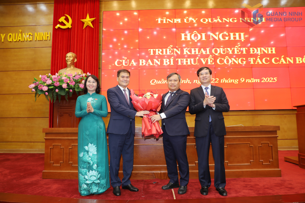 Đồng chí Vũ Đại Thắng, Ủy viên Trung ương Đảng, Bí thư Tỉnh ủy, Trưởng Đoàn ĐBQH tỉnh cùng các đồng chí trong Thườn trực Tỉnh ủy tặng hoa chúc mừng đồng chí Bùi Văn Khắng, Phó Bí thư Tỉnh ủy Quảng Ninh.