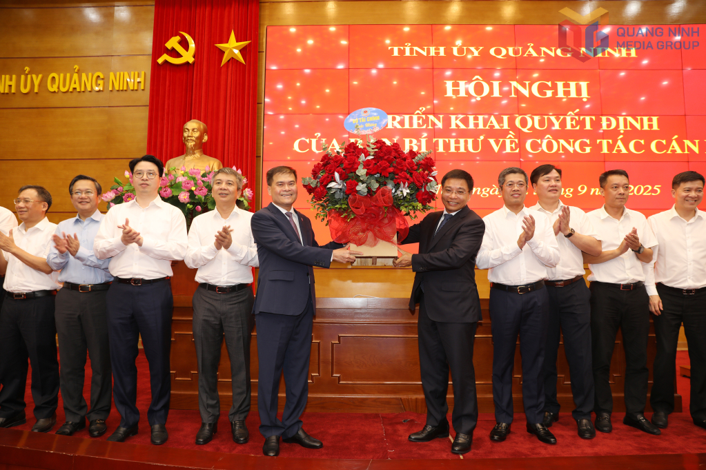 Đồng chí Nguyễn Văn Thắng, Ủy viên Trung ương Đảng, Bộ trưởng Bộ Tài chính cùng các đồng chí trong Bộ Tài chính tặng hoa chúc mừng đồng chí Bùi Văn Khắng, Phó Bí thư Tỉnh ủy Quảng Ninh.