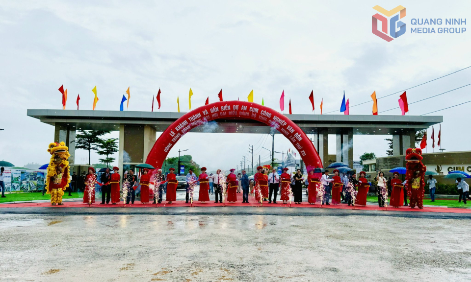 Các đại biểu thực hiện nghi thức cắt băng khánh thành dự án CCN Vân Đồn.