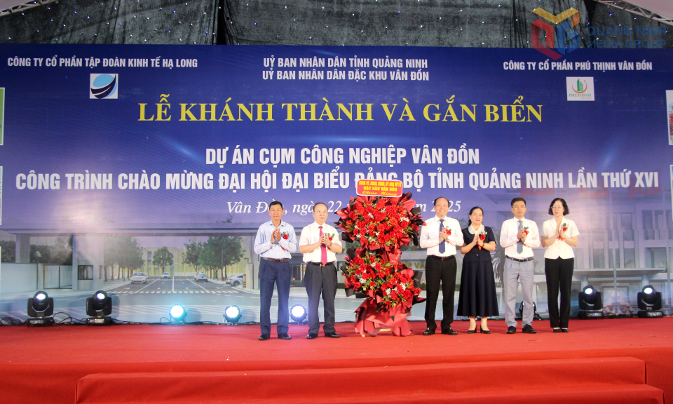 Lãnh đạo đặc khu Vân Đồn tặng hoa chúc mừng.