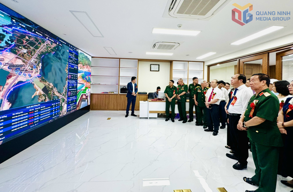 Các đại biểu tham quan hệ thống quản lý AI thông minh tại CCN Vân Đồn. Ảnh: Mạnh Trường