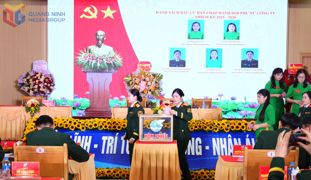 Các đại biểu bỏ phiếu bầu Ban Chấp hành Hội Phụ nữ Công ty Khai thác khoáng sản nhiệm kỳ 2025-2030.