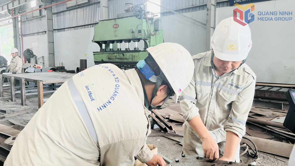 Công nhân Công ty CP Xi măng và Xây dựng Quảng Ninh tích cực thi đua lao động.