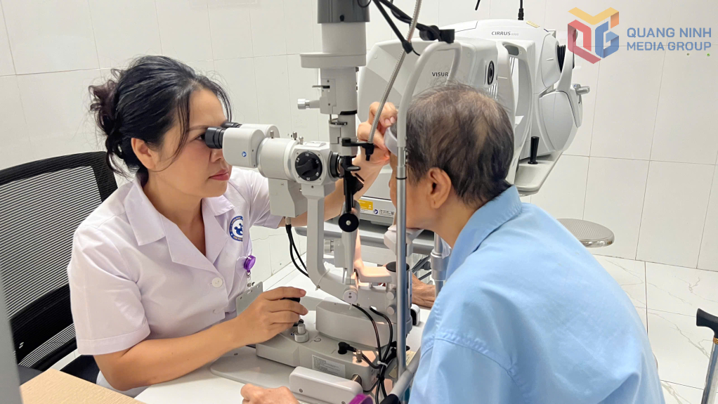 Bác sĩ Trình Thị Vân Anh khám mắt cho bệnh nhân.