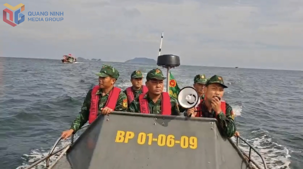 Đồn Biên phòng Đảo Trần tăng cường việc thông tin đến người dân trên địa bàn chủ động phòng, chống bão và đảm bảo an toàn về người, tài sản.