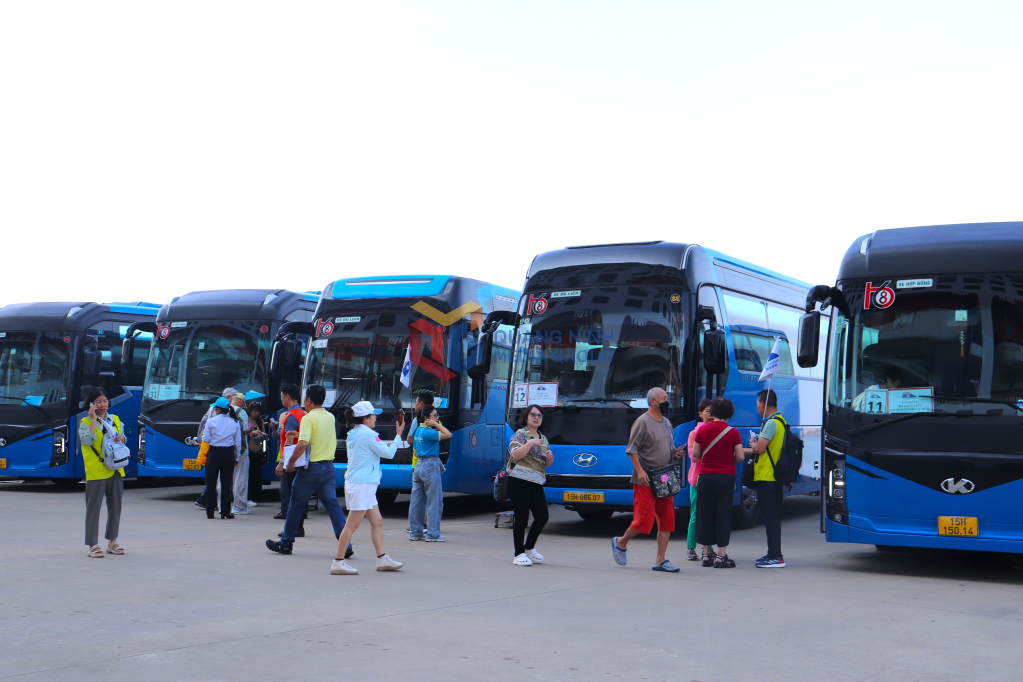 Du khách háo hức lên xe tham quan các điểm du lịch nổi tiếng tại Quảng Ninh. 