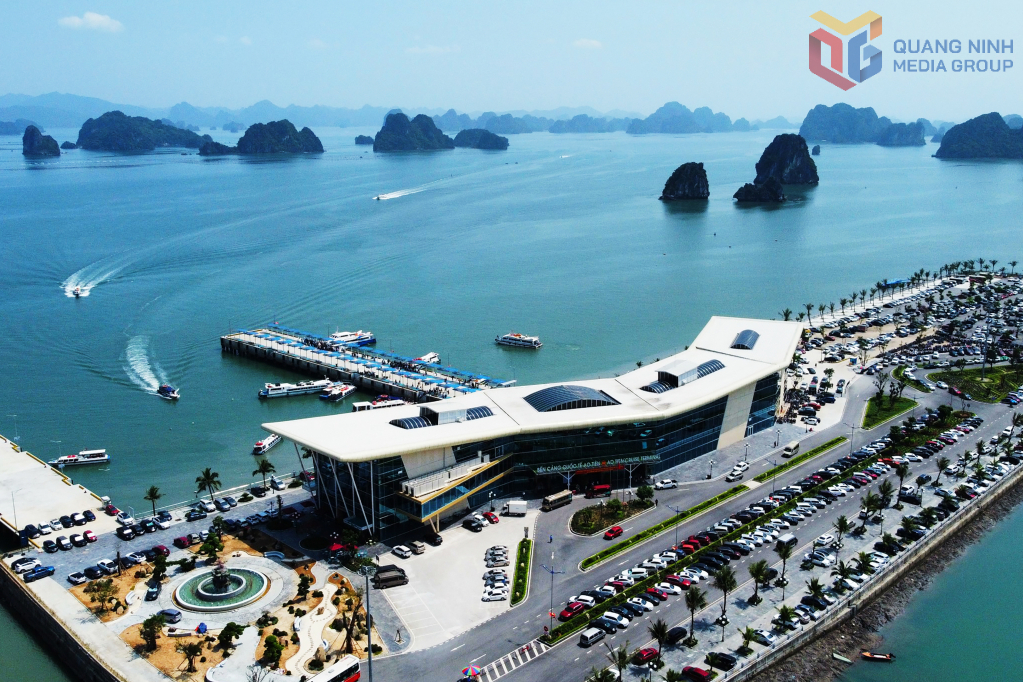 Bến cảng quốc tế Ao Tiên là một trong những công trình điểm nhấn quan trọng về hạ tầng giao thông của Quảng Ninh do doanh nghiệp tư nhân đầu tư.