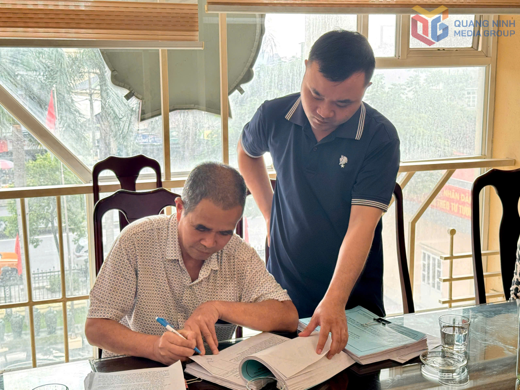 Đại diện hộ gia đình có diện tích đất ảnh hưởng bởi dự án ký bàn giao mặt bằng