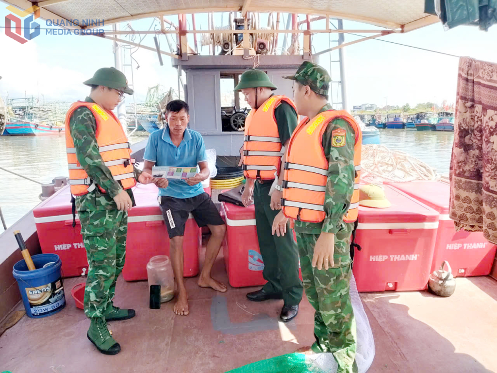 Trạm KSBP Quảng Điền ( Đồn BP Quảng Đức) tổ chức tuyên truyền phòng chống bão số 9 tại âu tàu Đường Hoa.