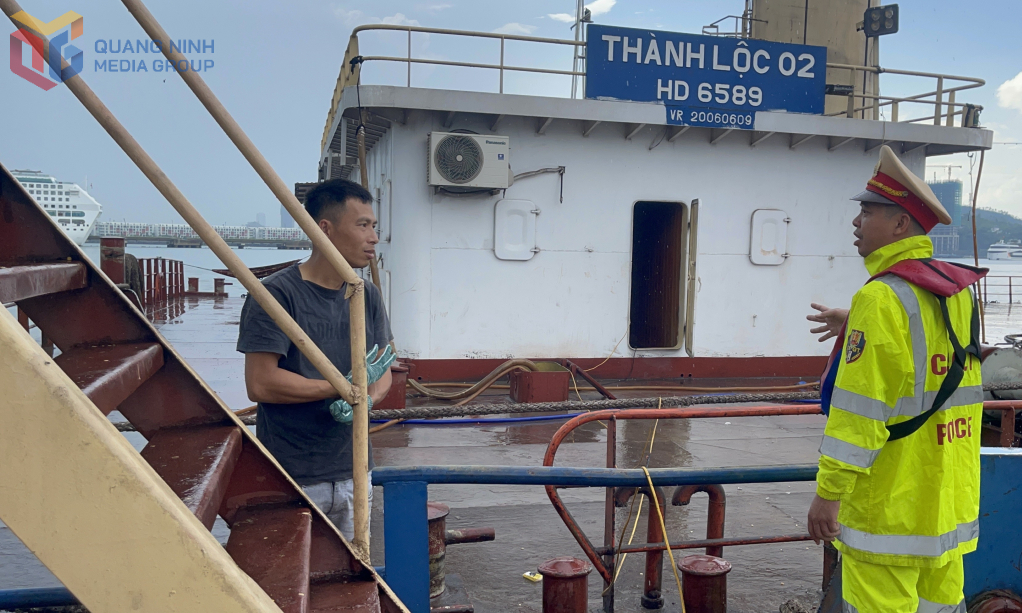 Đội Cảnh sát Đường thủy, Phòng CSGT (Công an tỉnh) hướng dẫn thuyền trưởng, thuyền viên các phương tiện từ các địa phương khác tới Quảng Ninh chưa thông thuộc tuyến luồng vị trí tránh bão.