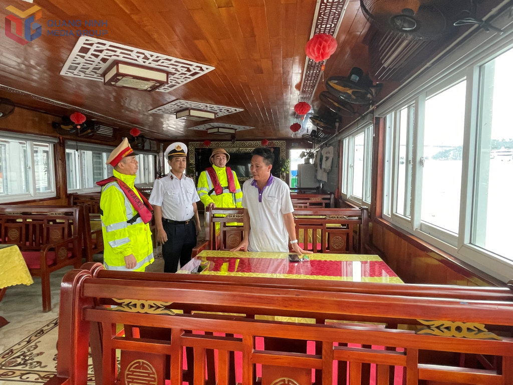 Lực lượng Cảnh sát Đường thủy, Phòng CSGT, (Công an tỉnh) và Cảng Vụ đường thủy nội địa (Sở Xây dựng) kiểm tra công tác ứng phó bão trên các tàu du lịch.