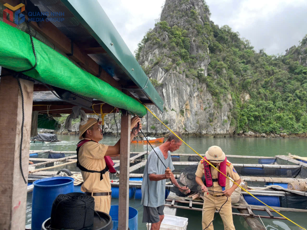 Lực lượng chức năng hỗ trợ ngời nuôi tròng thủy sản ở Đặc khu Vân Đồn gia cố lồng bè.