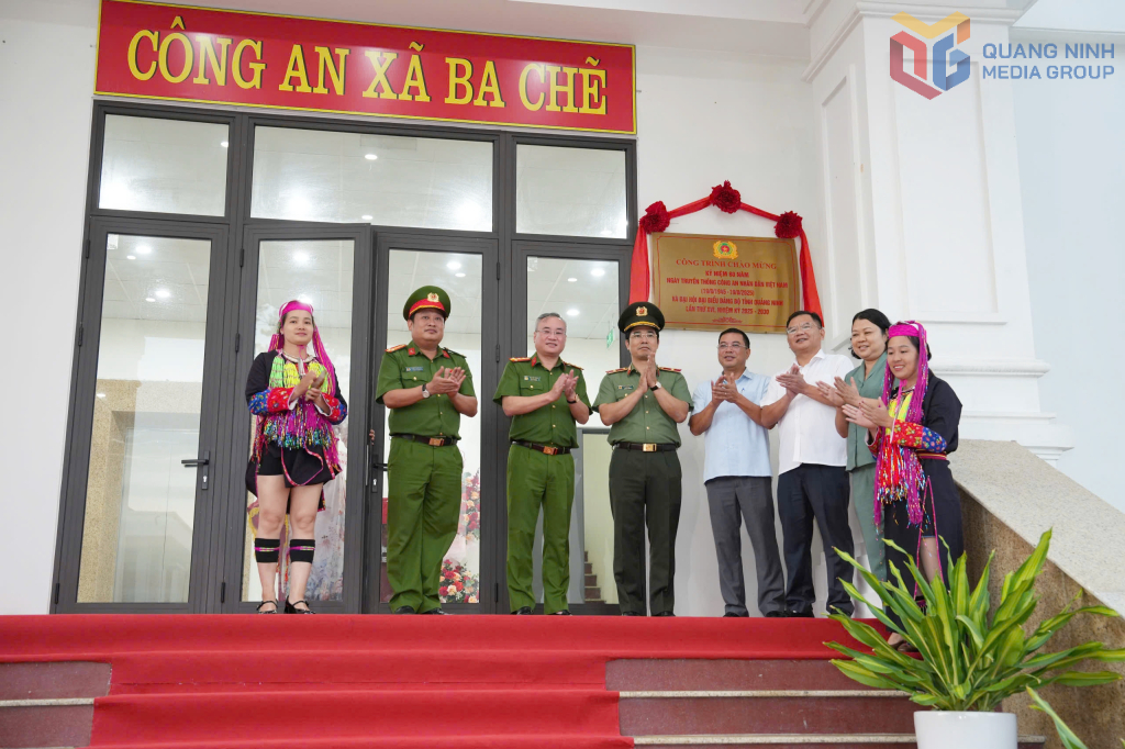 Lễ gắn biển công trình chào mừng Đại hội đại biểu Đảng bộ tỉnh, đối với trụ sở Công an xã Ba Chẽ.