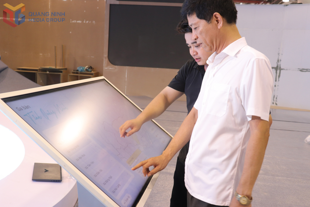 Sa bàn giới thiệu về tỉnh và các xã, phường, đặc khu được trưng bày tại triển lãm.