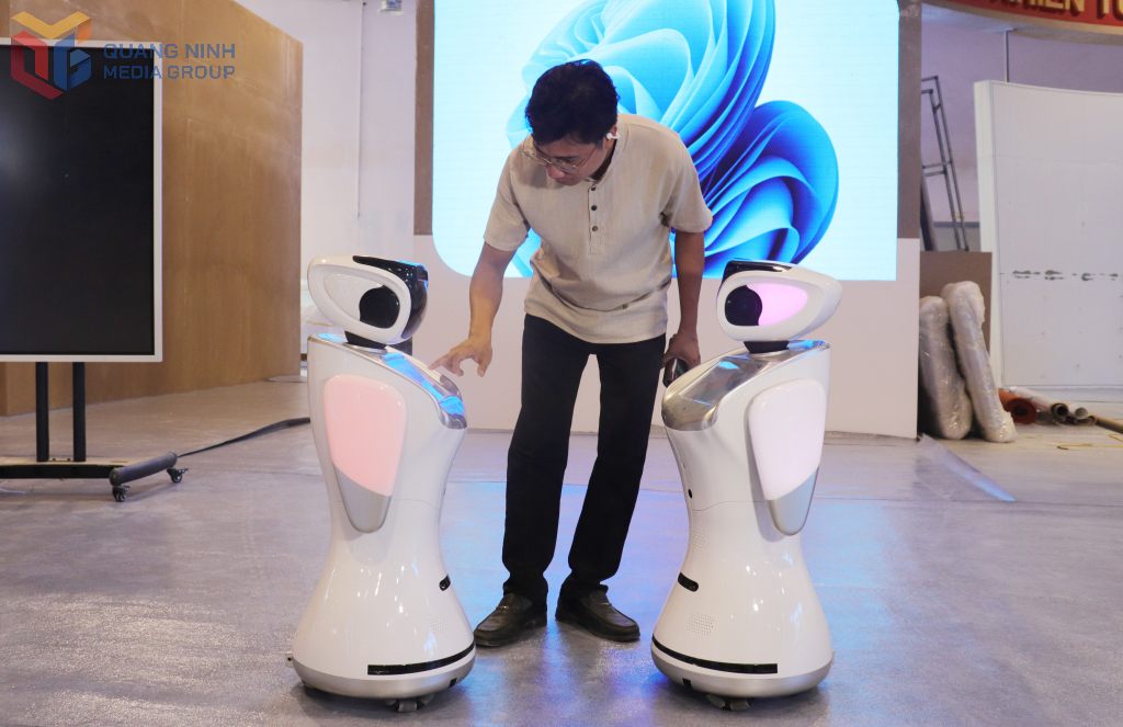 Robot được cài đặt chuẩn bị phục vụ cho triển lãm.
