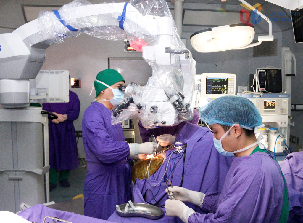 Ca mổ u não cho người bệnh tại Bệnh viện đa khoa tỉnh.