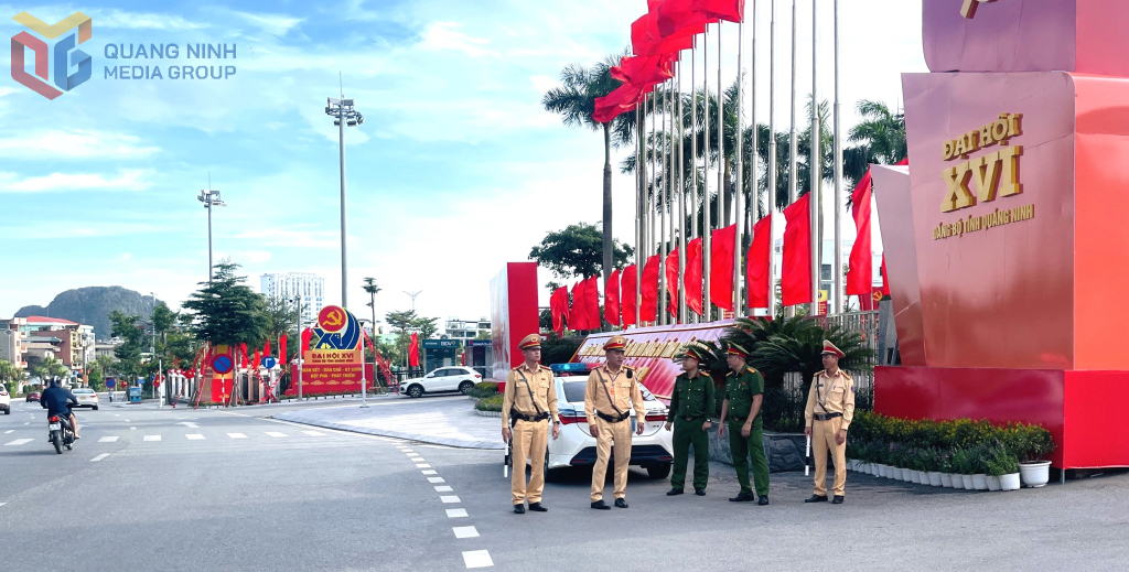 Phòng CSGT (Công an tỉnh) và Công an phường Hồng Gai triển khai lực lượng bảo đảm TTATGT khu vực cổng Trung tâm tổ chức Hội nghị tỉnh.