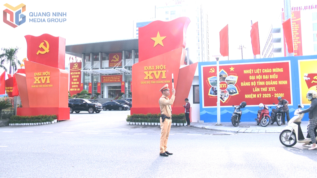 CSGT tổ chức lực lượng phân luồng điều tiết giao thông phục vụ Đại hội Đảng bộ tỉnh từ sớm, từ xa.