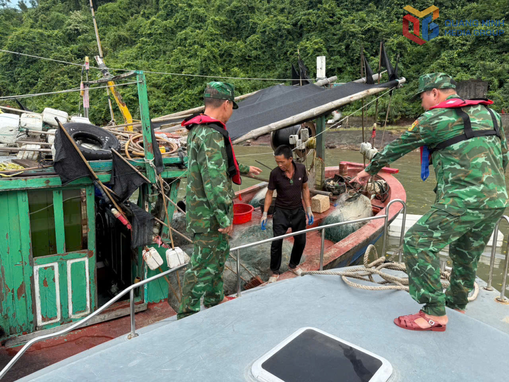 Đồn Biên phòng cửa khẩu cảng Vạn Gia tuyên truyền ngư dân và các phương tiện thủy nội địa phòng chống bão số 9. Ảnh: Hữu Việt.