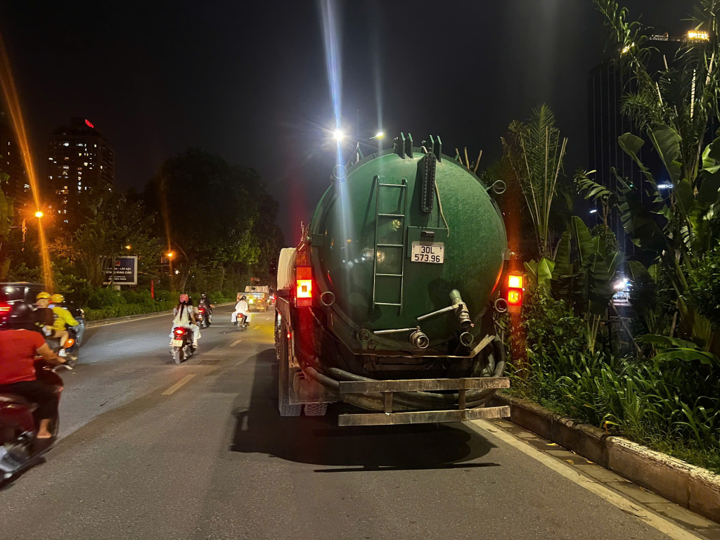 Thời điểm các nghi phạm thực hiện hành vi xả trộm gần 50m³ chất thải bể phốt qua đường ống hố ga chảy xuống sông Tô Lịch - Ảnh: NGỌC BÍCH