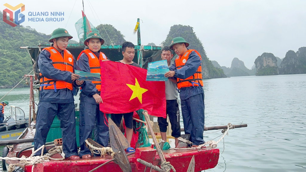 Cán bộ Hải đoàn Biên phòng 38 tặng cờ Tổ quốc cho ngư dân kết hợp tuyên truyền pháp luật cho ngư dân phường Liên Hòa, tỉnh Quảng Ninh.